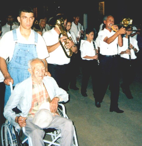 S� Tute, acompanhando a Prociss�o Luminosa de SANTANA - Julho/2.000