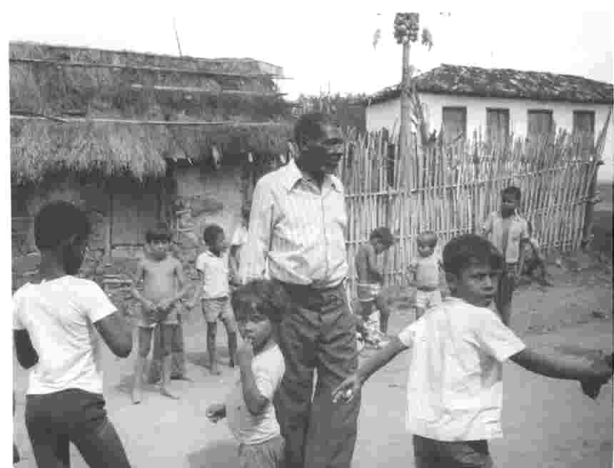 Z� Braga, figura folcl�rica brincando de roda com crian�as